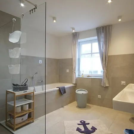 Admirals Corner Lee *